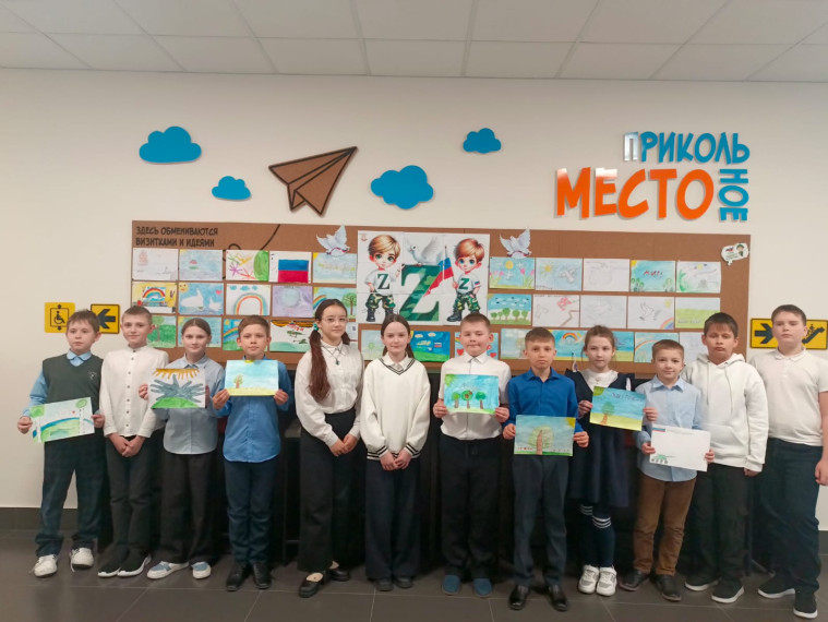 Выставка рисунков «Под мирным небом».